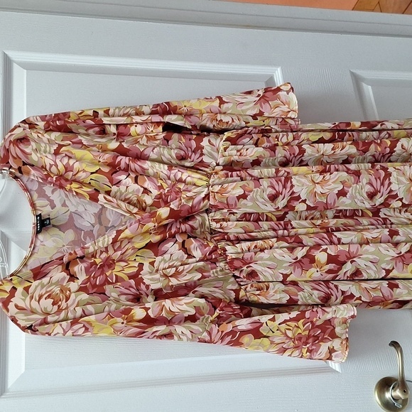 Y women's Torrid floral lined stretch regular size beautiful dress size 2 - Picture 1 of 7